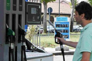 prezzi carburanti in calo
