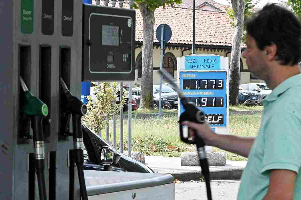 prezzi carburanti in calo 