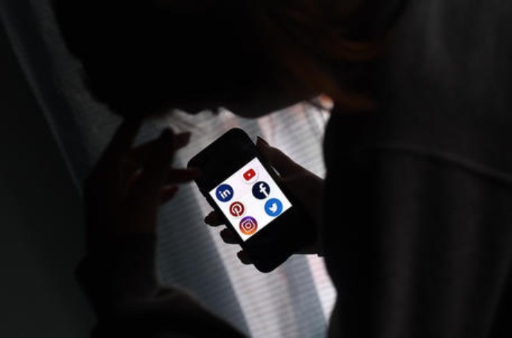 social: arrivano gli avvisi sui rischi
