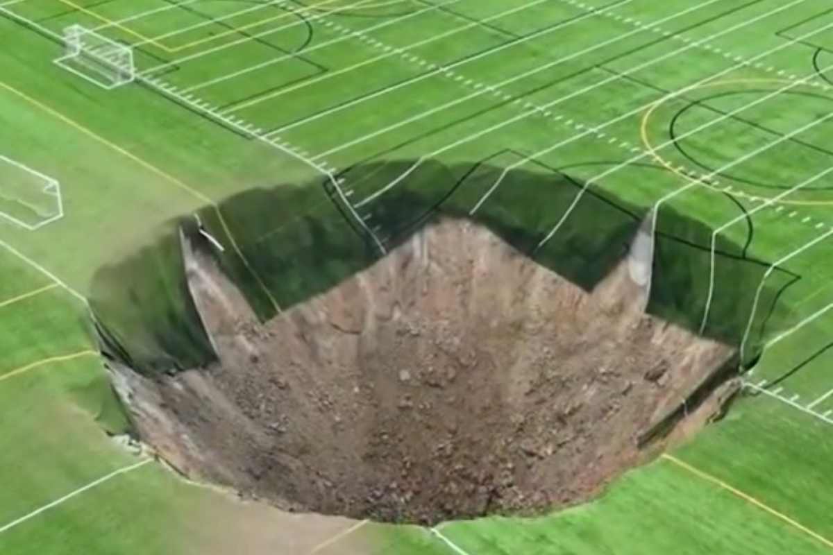 Crolla il centrocampo all’interno dello stadio: buca gigantesca profonda 30 metri