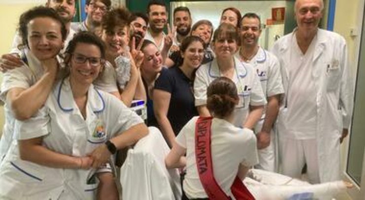 Da l'esame da un letto d'ospedale