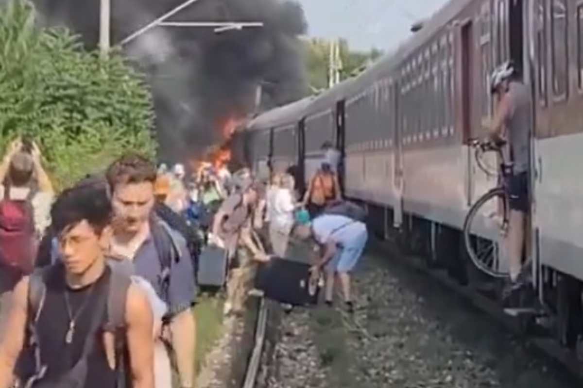 Scontro tra autobus e treno al passaggio a livello: 5 morti