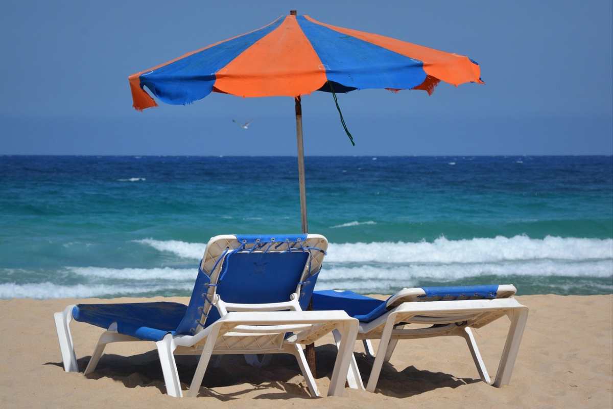 Vola un ombrellone in spiaggia per il vento: trafitta una donna