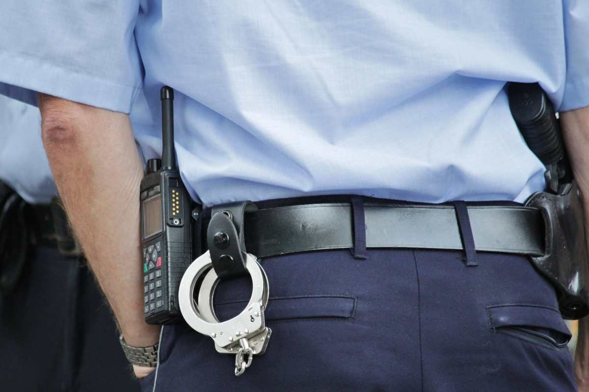 Ai domiciliari, uccide il suo agente di sorveglianza: non accadeva da 60 anni