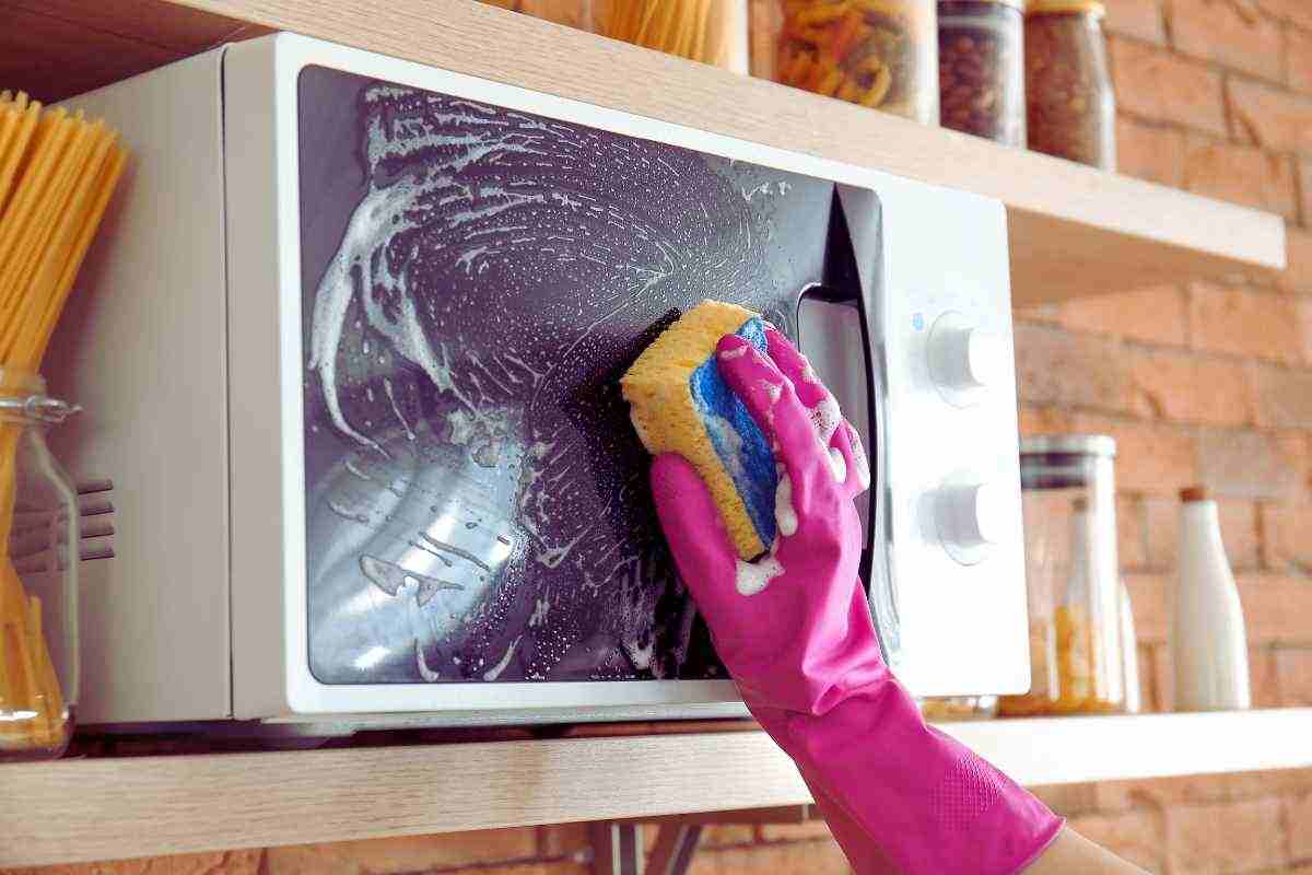 Pulizia forno a microonde come nuovo