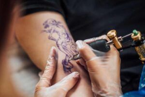 Tatuaggi e cancro, lo studio getta nel panico