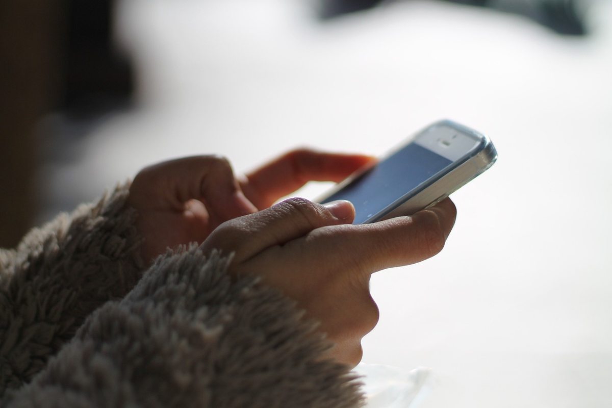 Scoppia un nuovo tipo di frode su WhatsApp, i truffatori si fingono i figli delle vittime e richiedono un bonifico per messaggio