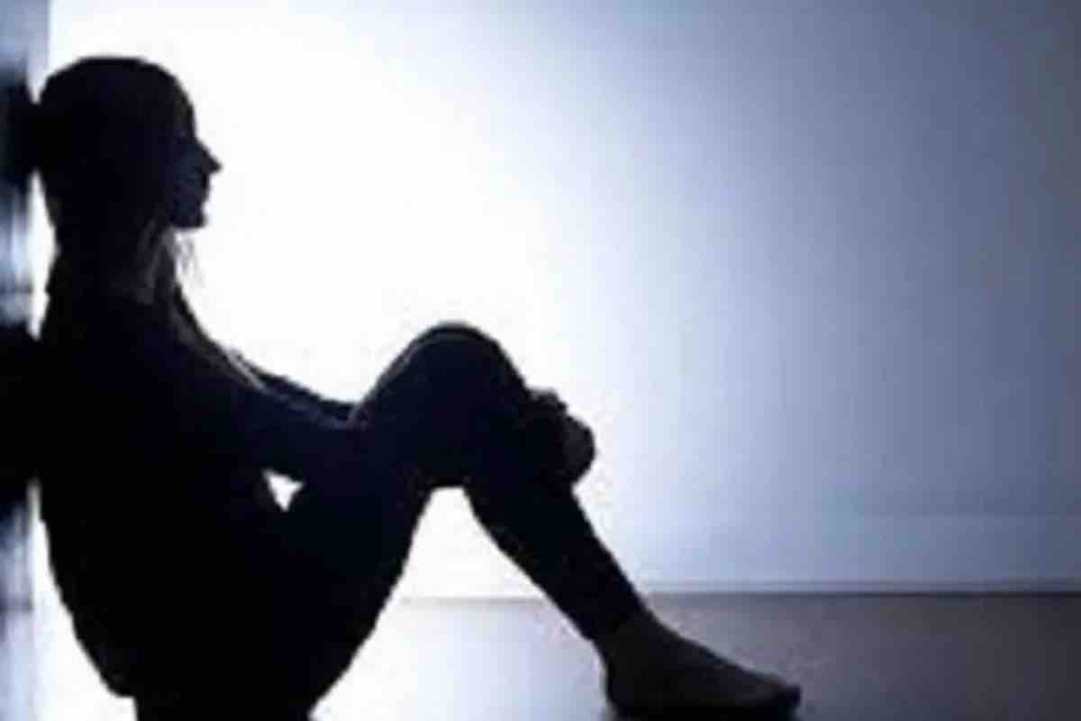 Persona seduta depressa 
