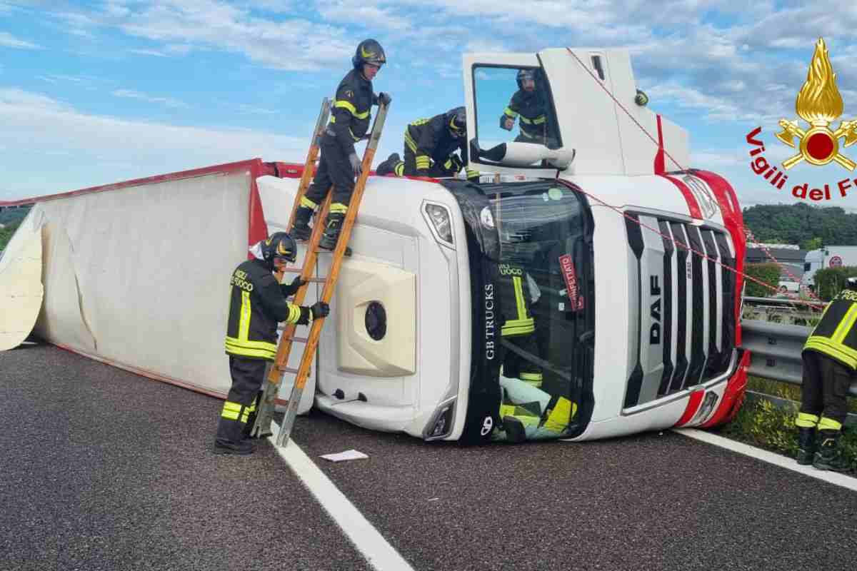 Terribile incidente per il pullman turistico: perdono la vita 22 persone