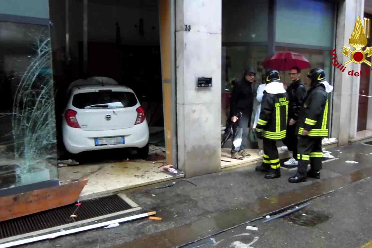 Sbaglia manovra e finisce dentro una vetrina: donna 54enne finisce in ospedale