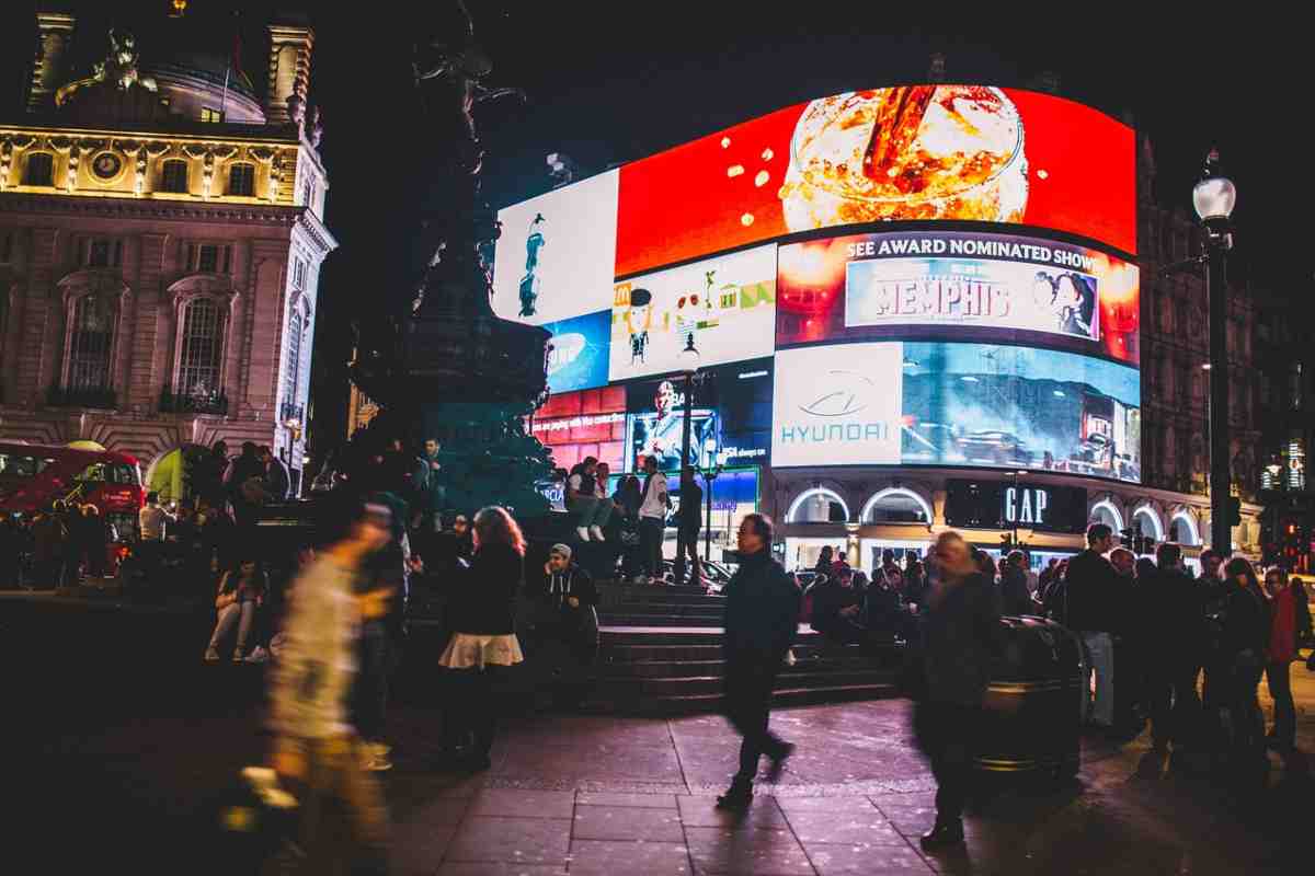 Donne seminude, animali e AI: la campagna elettorale esce dagli schemi