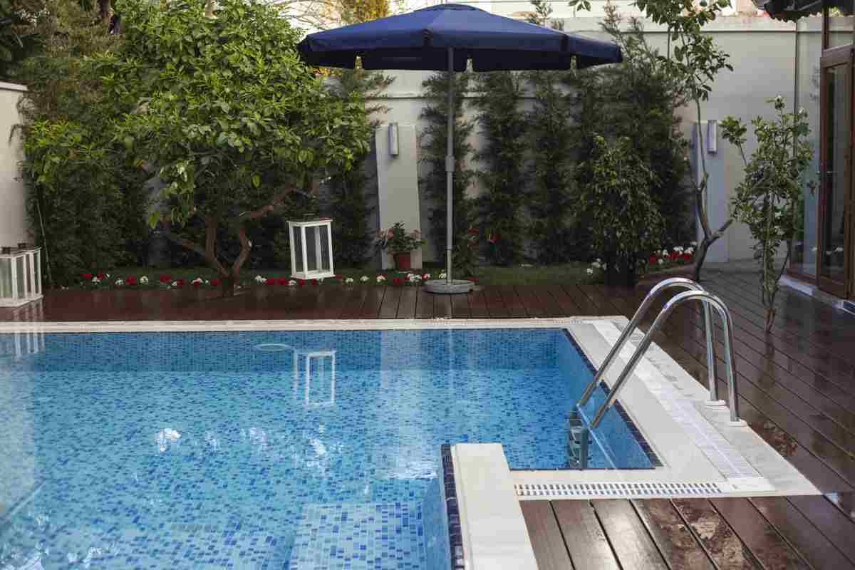 Bambini di quasi due anni annega nella piscina in giardino