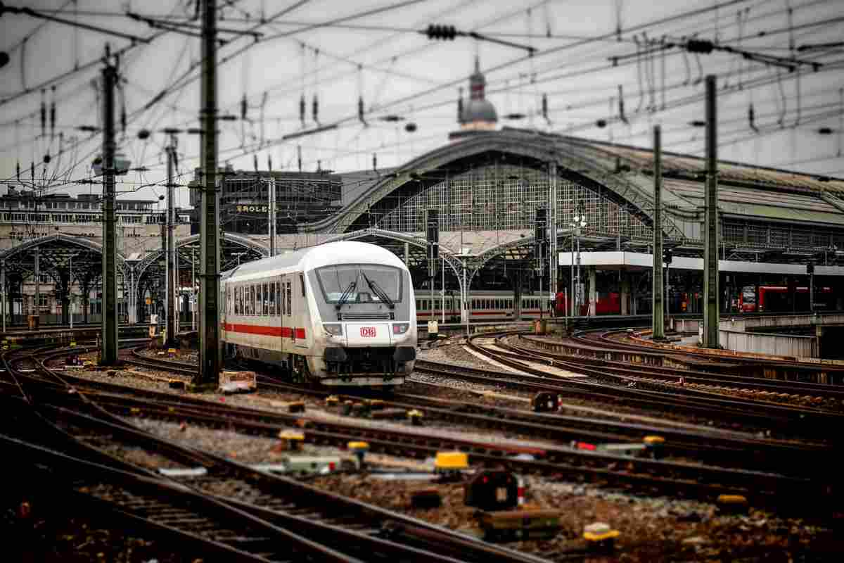 Scalano un muro e toccano i cavi aerei del treno: due giovani morti folgorati