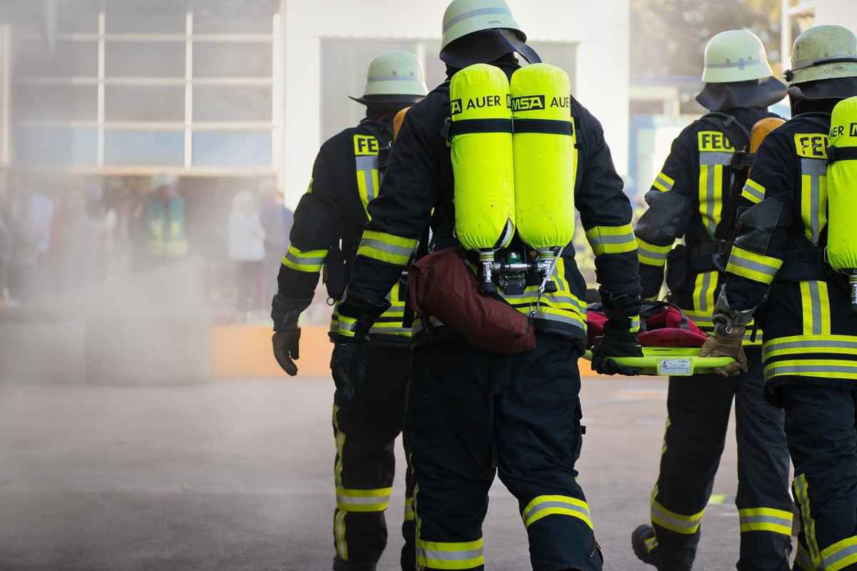 Corpo di un ragazzo di 17 anni trovato nel bagagliaio di un’auto in fiamme