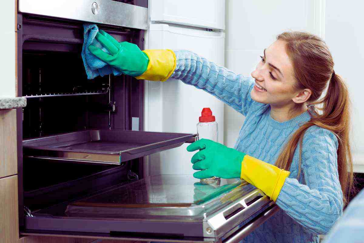 Forno incrostato, il 'segreto' per pulire le griglie