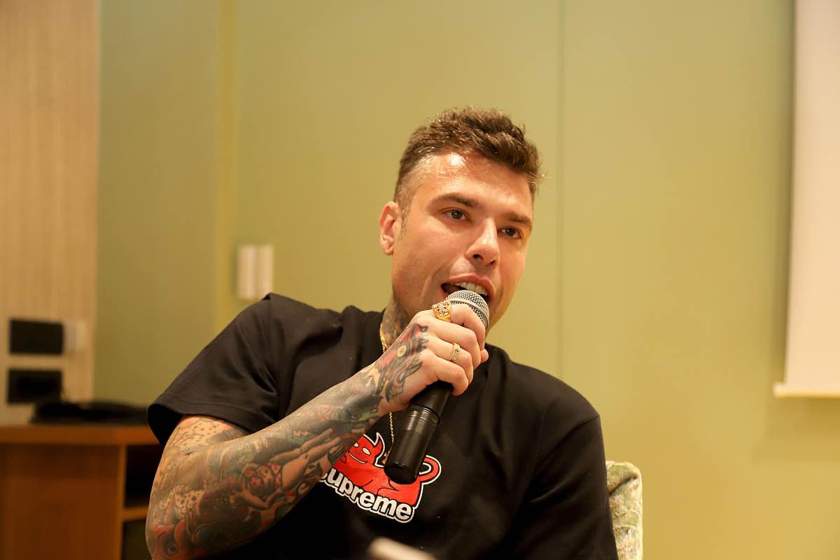 Fedez, in ospedale: emorragia interna, come sta