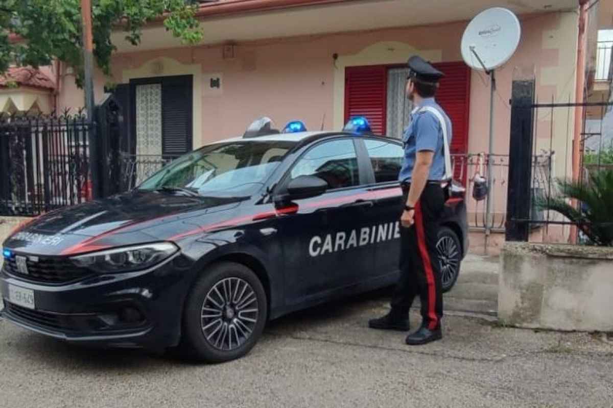Donna uccisa nel Casertano, carabinieri davanti all'abitazione