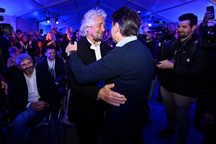 Beppe Grillo e Giuseppe Conte si abbracciano