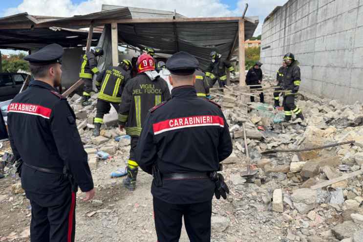 Carabinieri sul luogo dello scoppio ad Ercolano