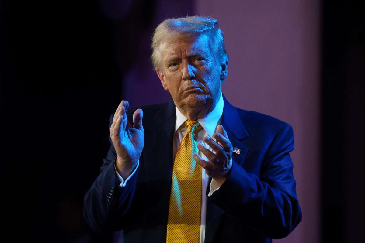 donald trump batte le mani