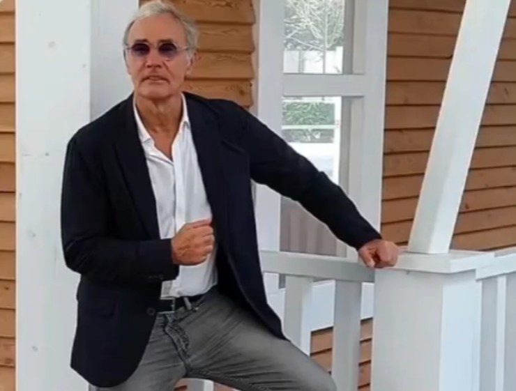 Giletti davanti casa