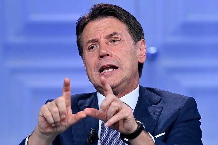 Giuseppe Conte parla in televisione su Rai 1 a Porta a Porta