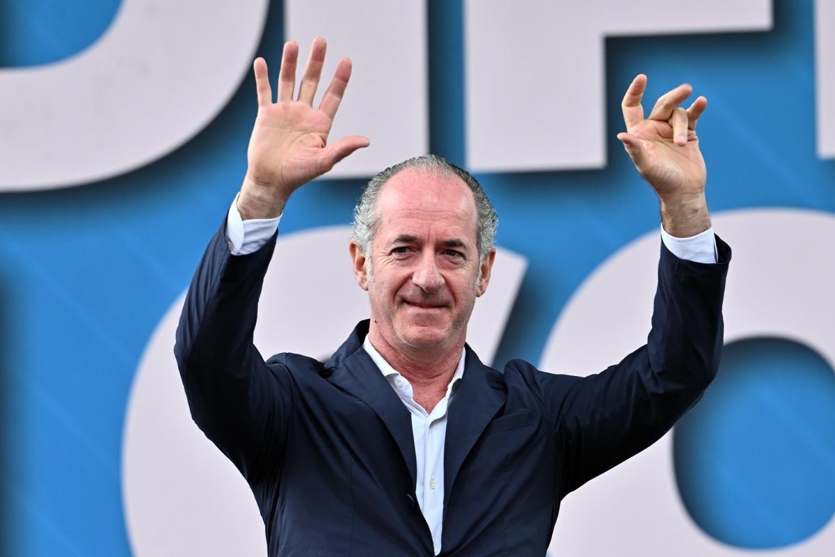 Luca Zaia, governatore del Veneto, saluta gli elettori