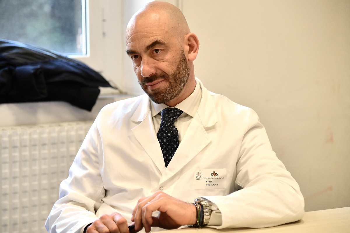 Matteo Bassetti in posa in camice