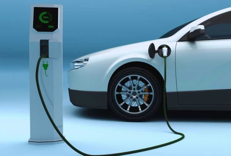 un'auto elettrica collegata alla colonnina