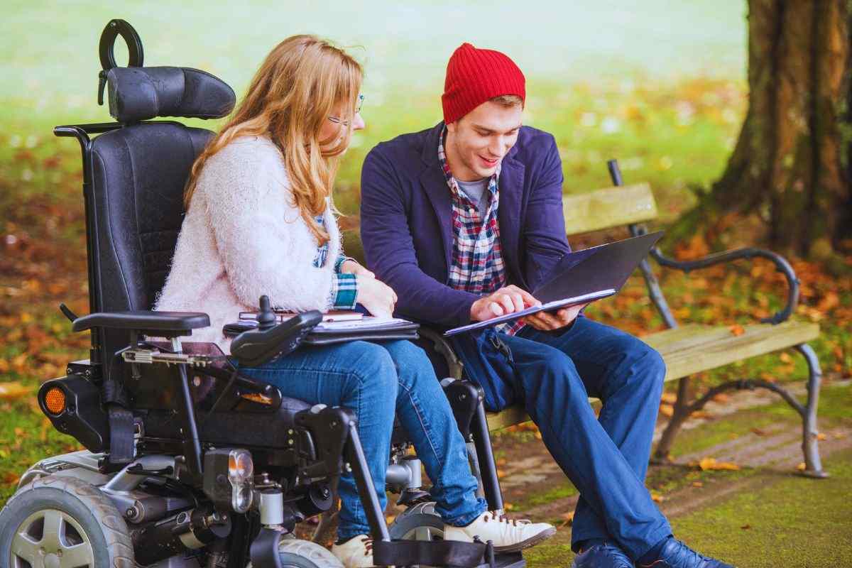 una ragazza disabile con un uomo