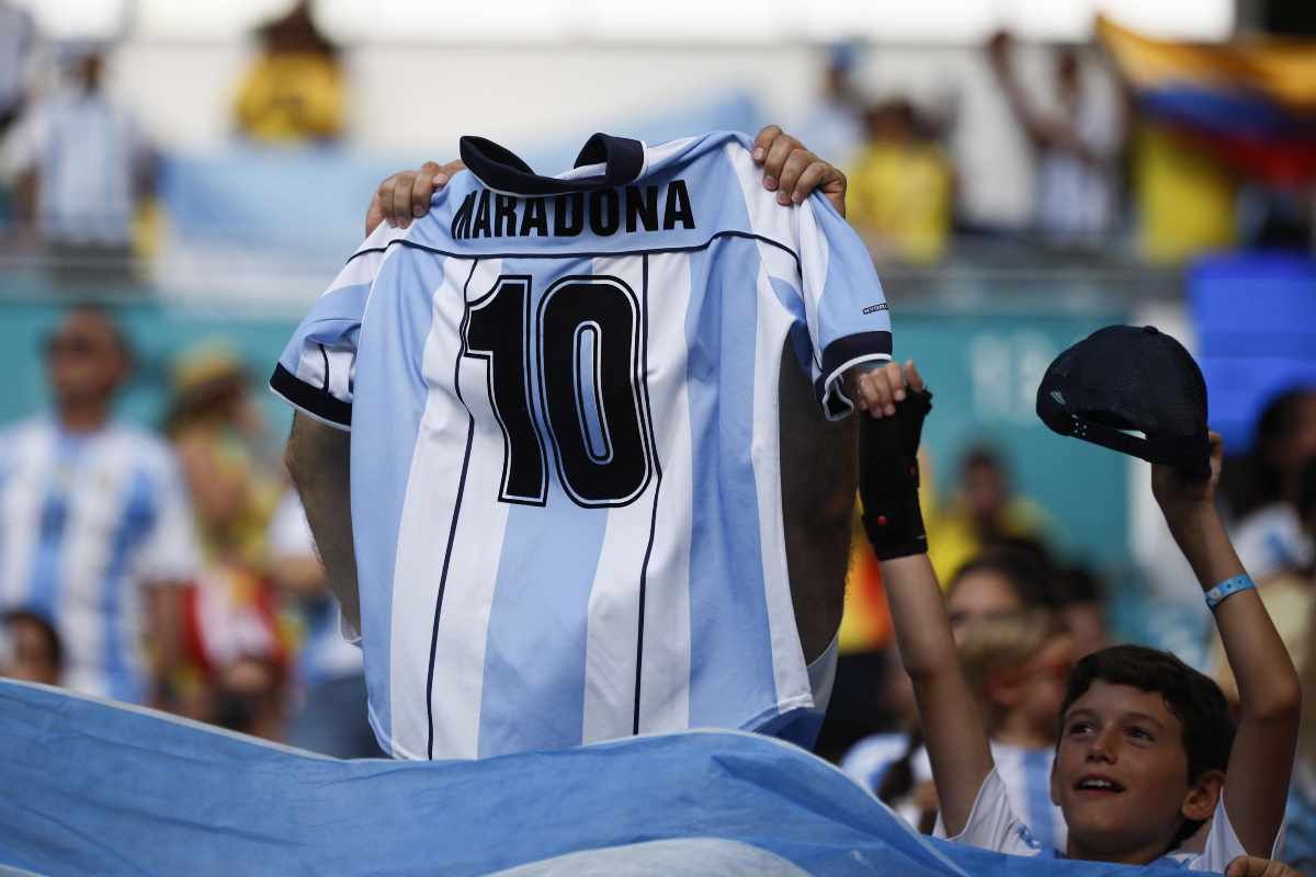 La maglia di Maradona, esposta durante una gara dell'Argentina: in Argentina l'ultimo tributo al Pibe de Oro