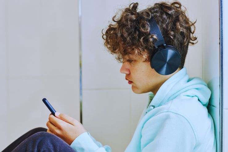 Bambino scrive smartphone