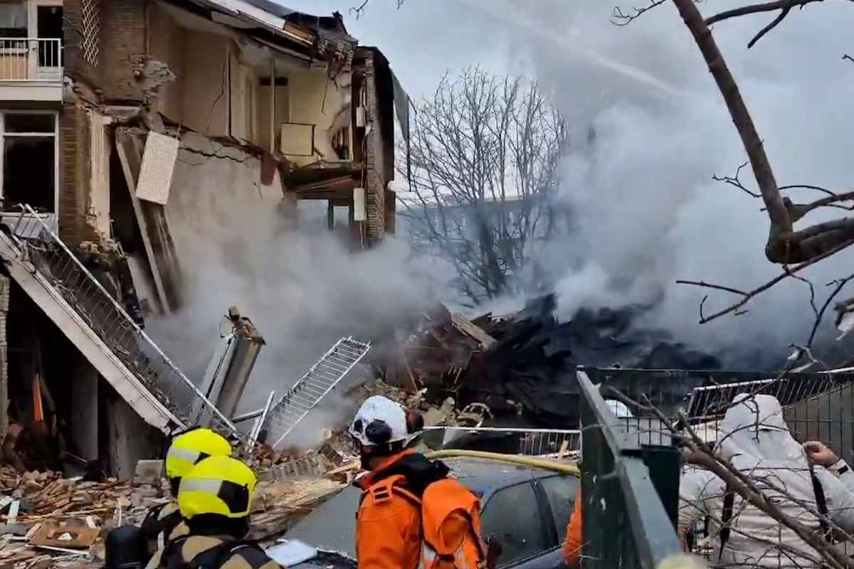 Vigili del fuoco al lavoro dopo l'esplosione della palazzina ad Aja