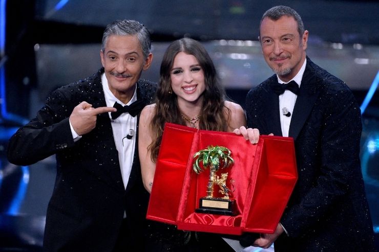 Fiorello, Angelina Mango e Amadeus dopo la proclamazione del vincitore di Sanremo 2024