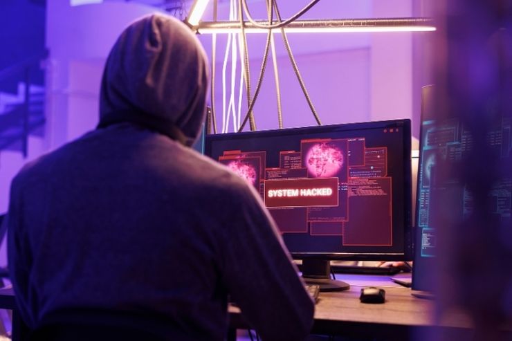 Hacker si infiltra in un sistema informatico