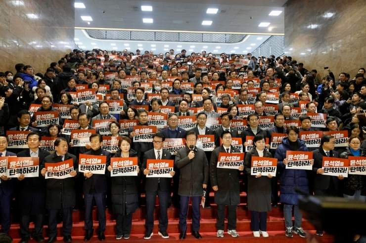 I deputati dell'Assemblea Nazionale Sud Corea dopo il voto per l'impeachment del presidente Yoon