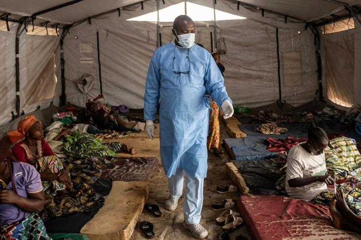 Medico tra i pazienti in Africa