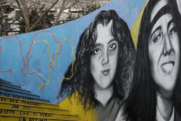 Il murale svelato il 13 gennaio a Corviale dedicato a Emanuela Orlandi e Mirella Gregori entrambe scomparse nel 1983, realizzato dallo street artist Antonino Perrotta e dai Pat, i pittori anonimi del Trullo