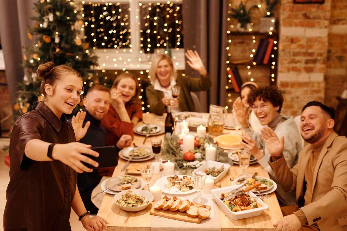 Una famiglia seduta attorno al tavolo per la cena di Natale