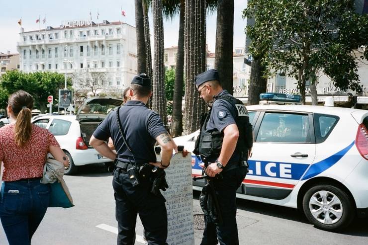 Agenti della polizia della California al lavoro