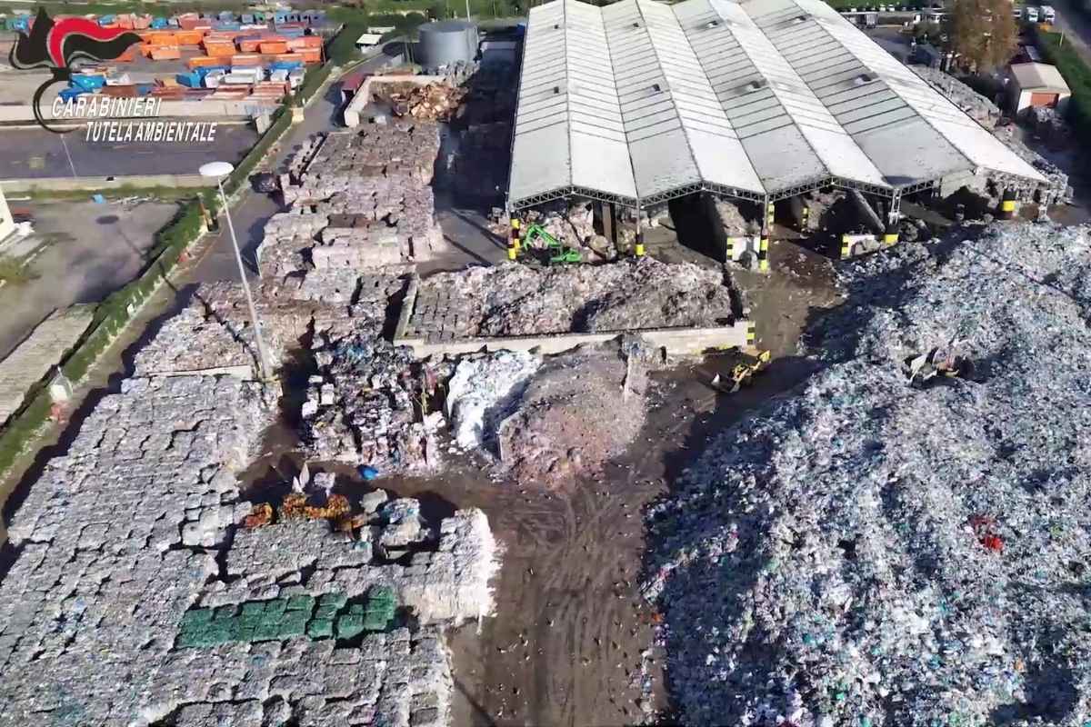 Una foto dall'alto dell'azienda che si occupava dello smaltimento dei rifiuti, sequestrata a Caivano (Napoli)