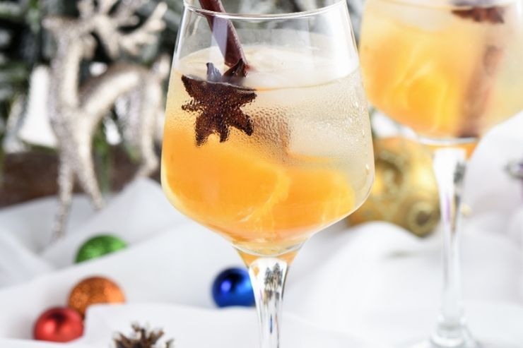 Spritz natalizio su una tavola imbandita