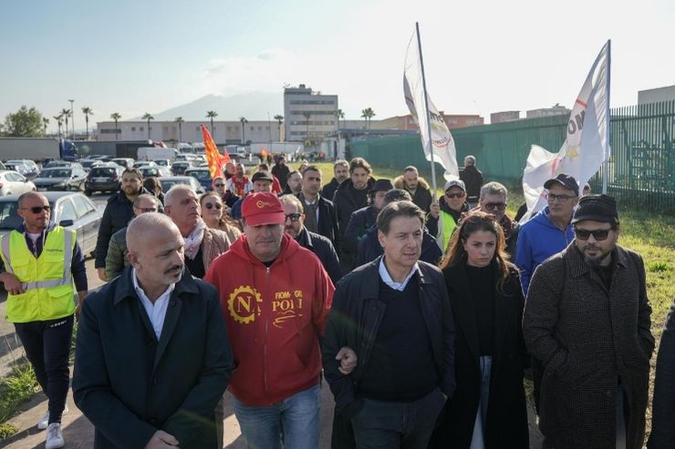 Stellantis, Conte e i parlamentari del M5S in visita allo stabilimento Trasnova di Pomigliano