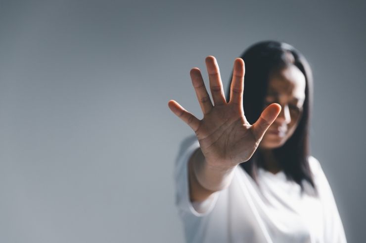 Una foto generica di una donna vittima di violenza