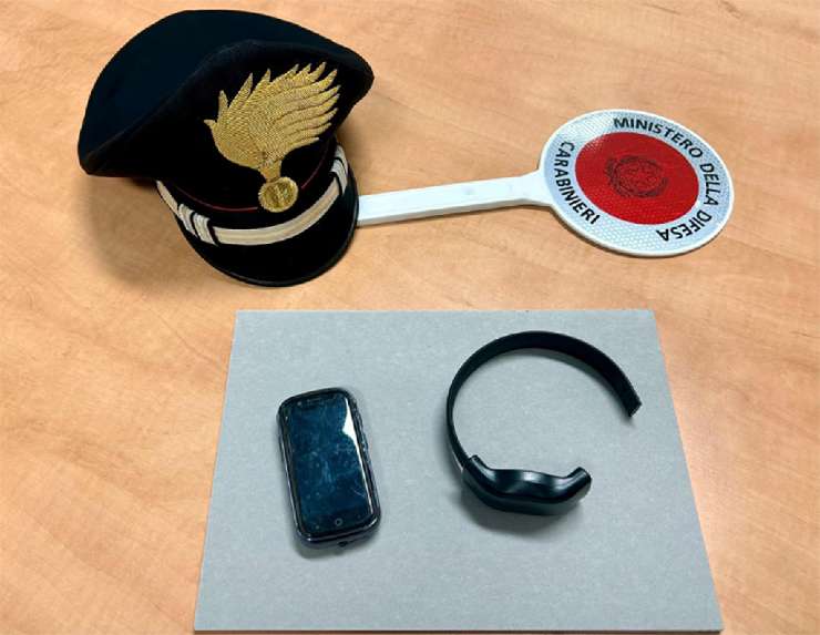 braccialetto elettronico cappello paletta