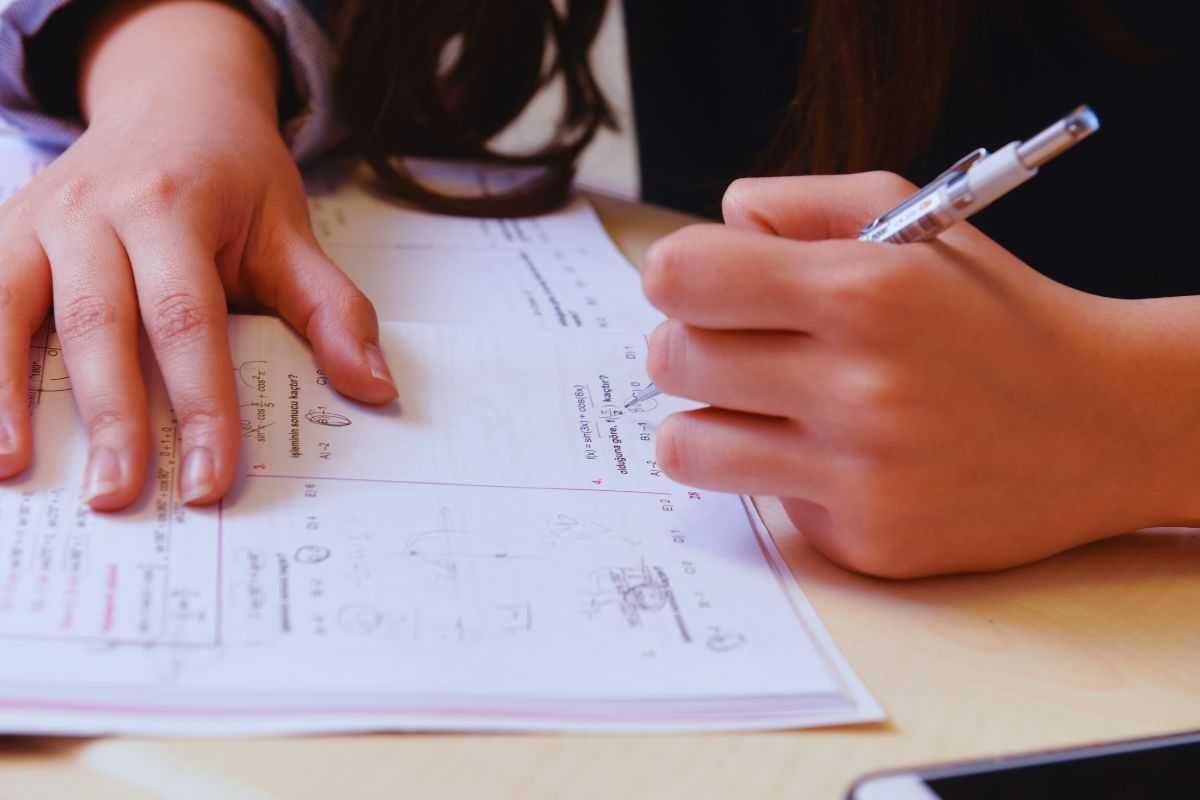 mani e libro scuola