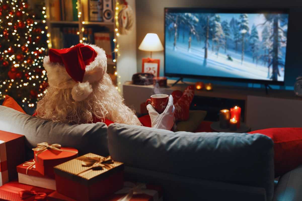 babbo natale guarda la tv