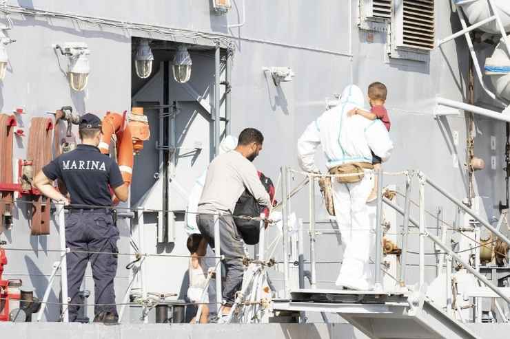 Sbarchi di migranti dal pattugliatore Cassiopea della Marina militare