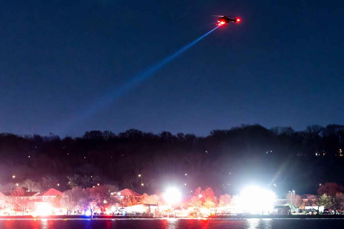 Le ricerche nel Potomac dopo il disastro aereo