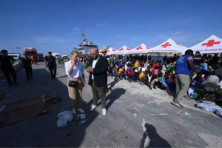Lampedusa, migranti e tende della Croce Rossa